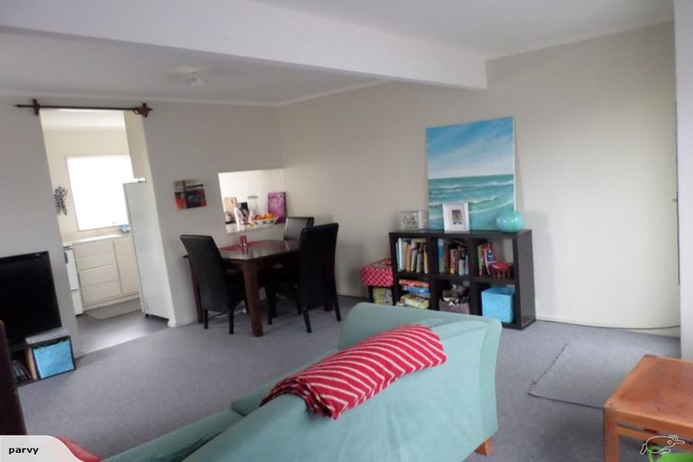Photo of property in 3/49 Apu Crescent, Lyall Bay, Wellington, 6022