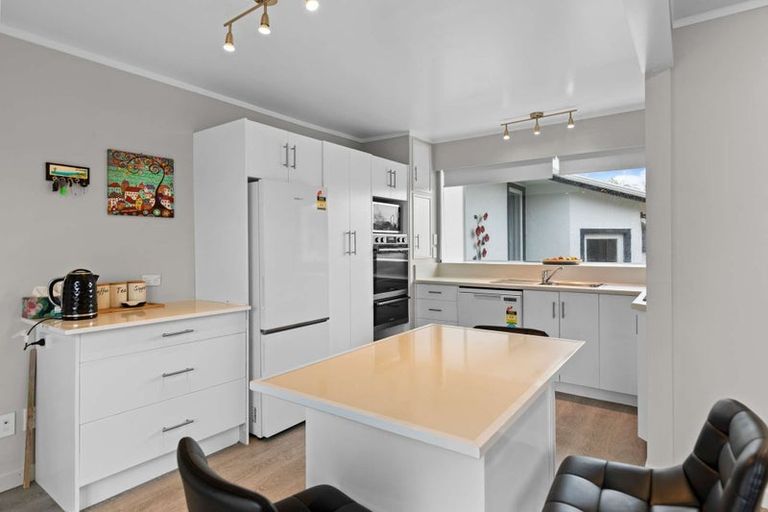 Photo of property in 33 Sutherland Crescent, Westbrook, Palmerston North, 4412