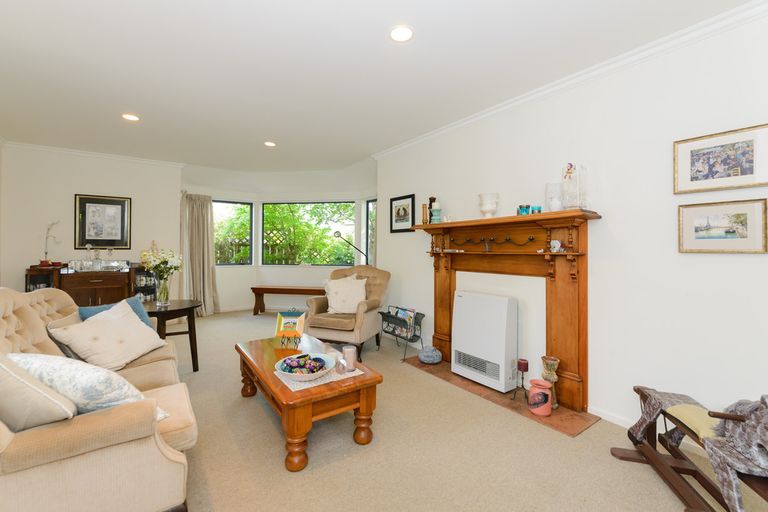 Photo of property in 24 Greenwood Place, Fitzherbert, Palmerston North, 4410
