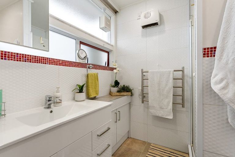 Photo of property in 81 Seaview Road, Paremata, Porirua, 5024