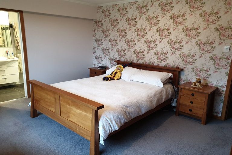 Photo of property in 8 Saulbrey Grove, Woburn, Lower Hutt, 5010