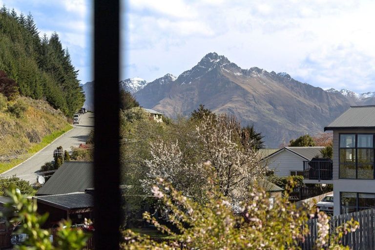 Photo of property in 9 Greenstone Place, Fernhill, Queenstown, 9300