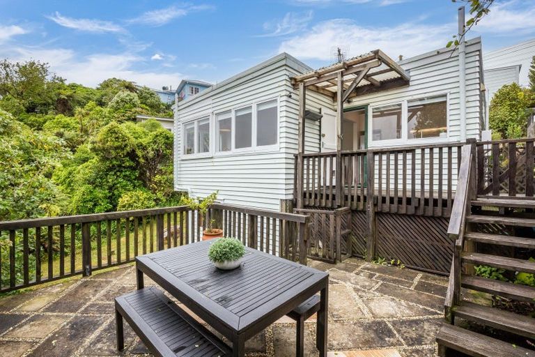 Photo of property in 142 The Ridgeway, Mornington, Wellington, 6021