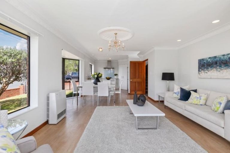 Photo of property in 2/20a Old Lake Road, Narrow Neck, Auckland, 0624