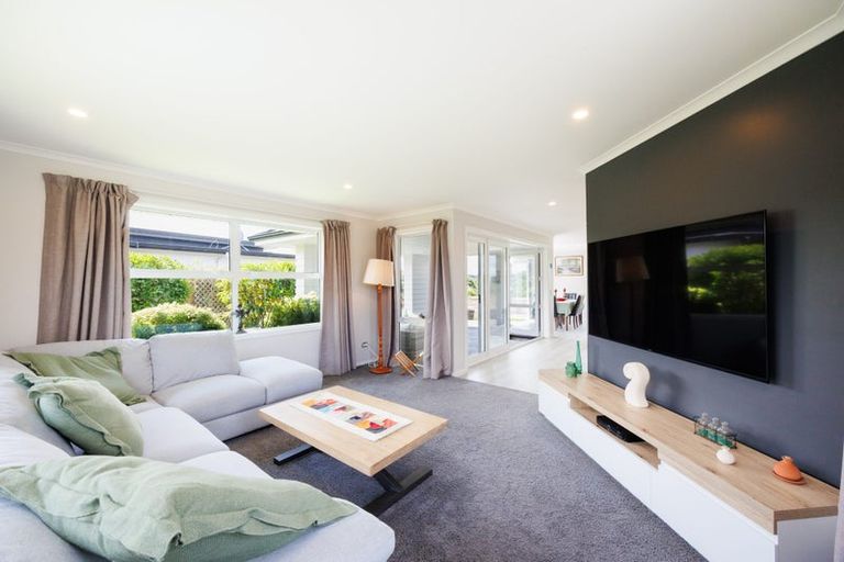 Photo of property in 132 Johnstone Drive, Fitzherbert, Palmerston North, 4410