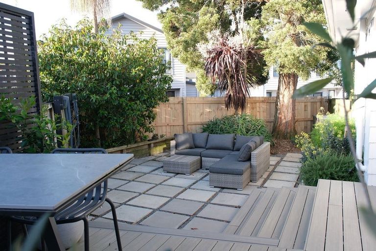 Photo of property in 12a Hinton Place, Weymouth, Auckland, 2103