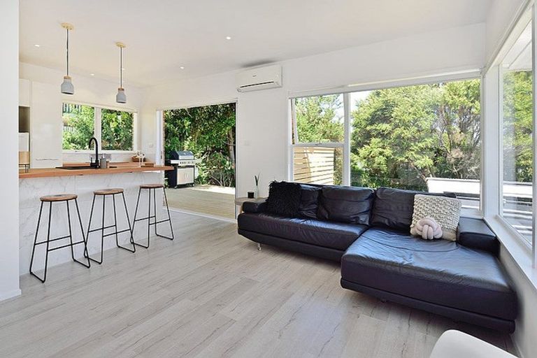 Photo of property in 2/40a Blakeborough Drive, Forrest Hill, Auckland, 0620