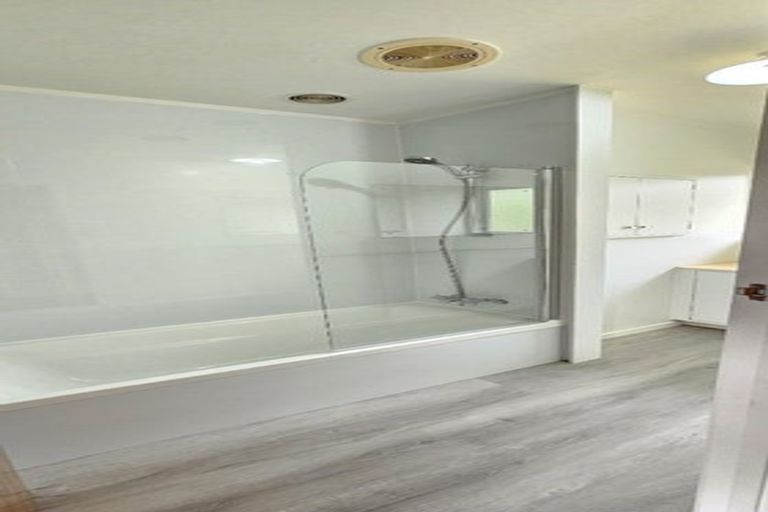 Photo of property in 3/2 Longbill Place, Glendene, Auckland, 0602