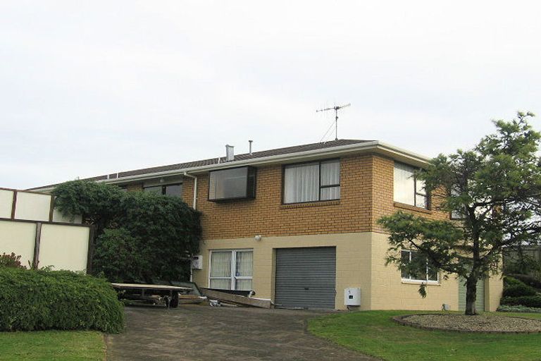 Photo of property in 5 Chilton Drive, Paraparaumu, 5032