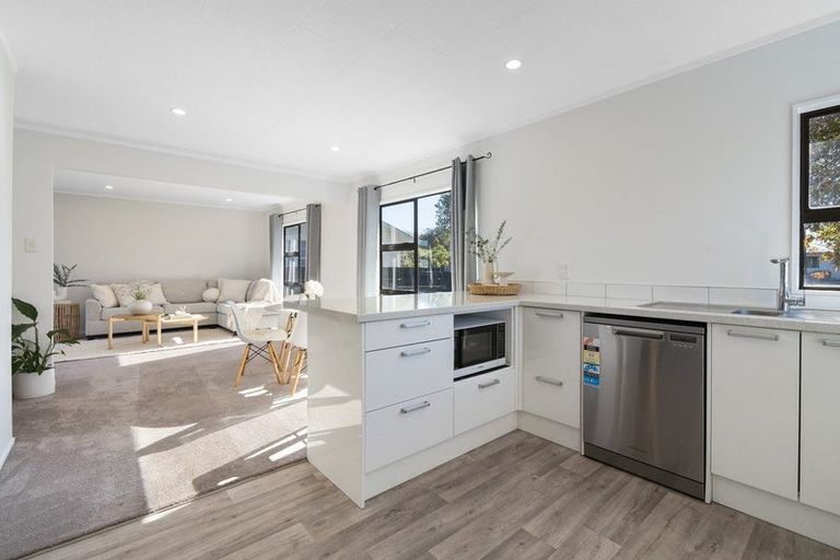 Photo of property in 18 Suzanne Grove, Kelvin Grove, Palmerston North, 4414