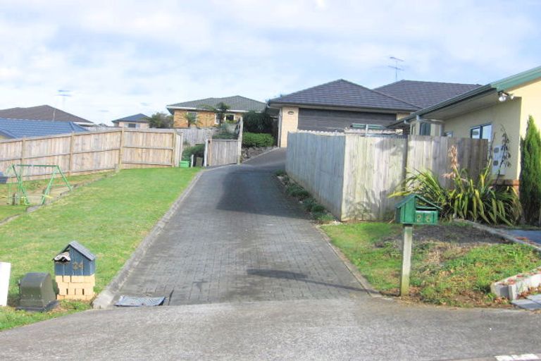 Photo of property in 24 Piper Place, Goodwood Heights, Auckland, 2105