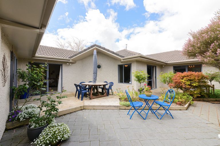 Photo of property in 24 Greenwood Place, Fitzherbert, Palmerston North, 4410