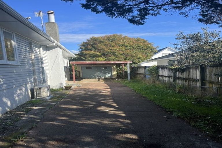 Photo of property in 20 Chilcott Road, Henderson, Auckland, 0612