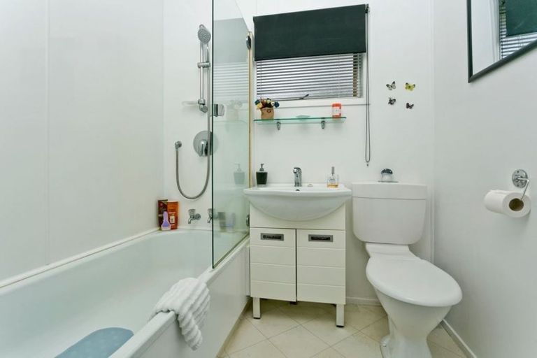 Photo of property in 1/14 Kathleen Street, Totara Vale, Auckland, 0627