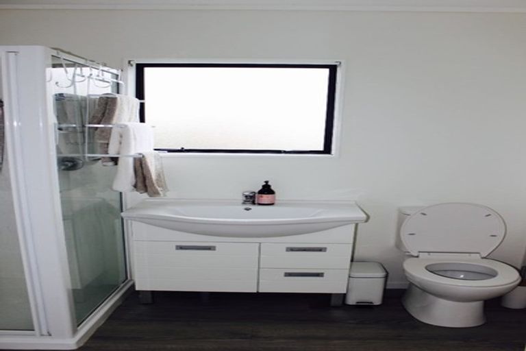 Photo of property in 8c Weiti Road, Orewa, 0931