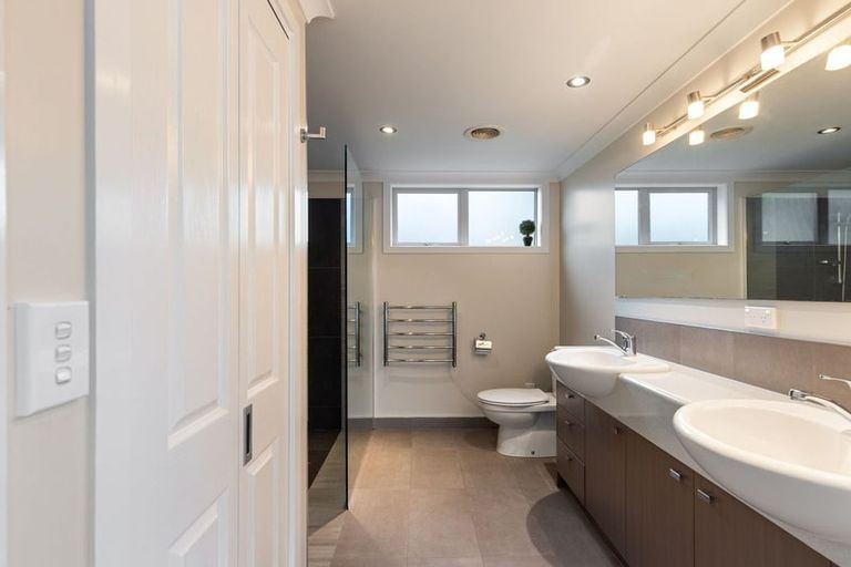 Photo of property in 37 La Lena Grove, Fitzherbert, Palmerston North, 4410