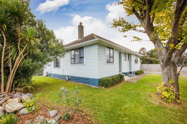 Photo of property in 11 Montrose Place, Takaro, Palmerston North, 4412