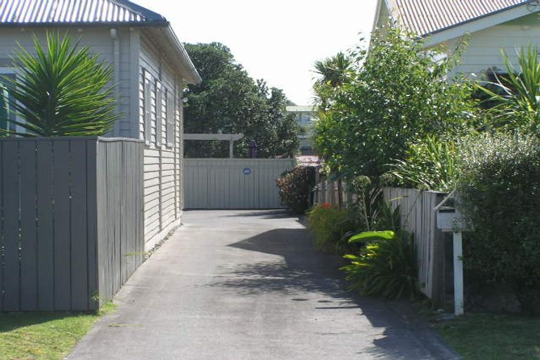 Photo of property in 2/20 Gladstone Road, Northcote, Auckland, 0627