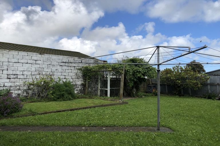 Photo of property in 37 Featherston Street, Levin, 5510