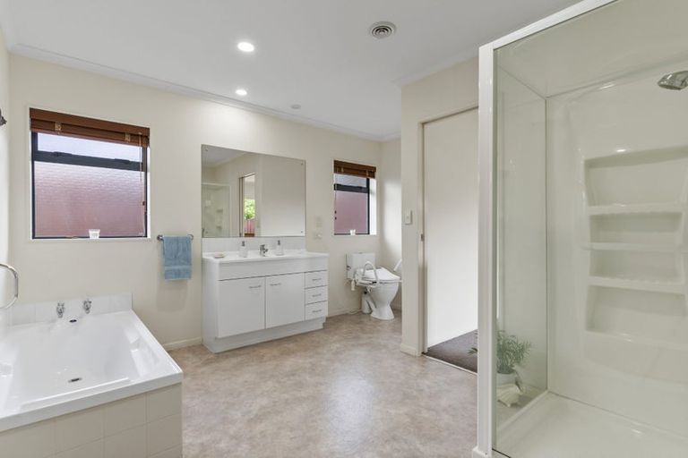 Photo of property in 44 Chesterfield Way, Orewa, 0931