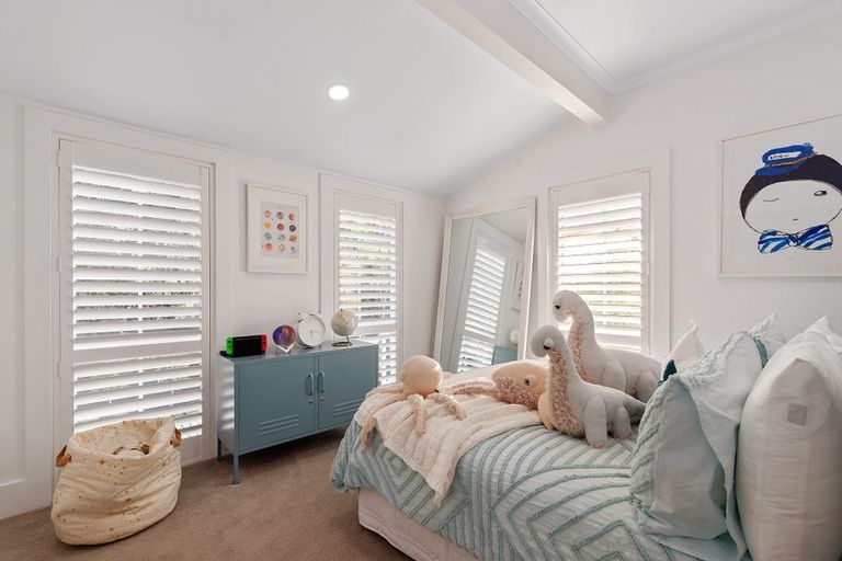 Photo of property in 1 Almond Grove, Greenhithe, Auckland, 0632