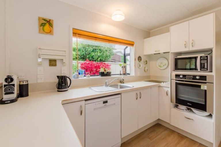 Photo of property in 21 Nugget Grove, Raumati Beach, Paraparaumu, 5032