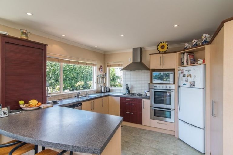 Photo of property in 28 Quadrant Heights, Paraparaumu, 5032