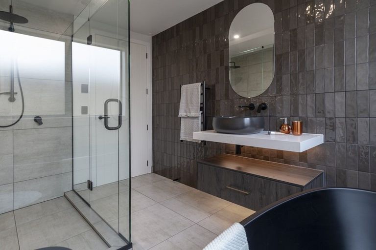 Photo of property in 337 Devonport Road, Tauranga, 3110