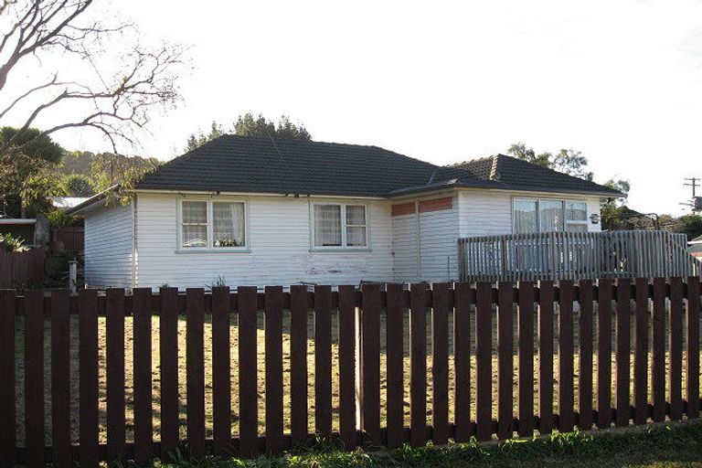 Photo of property in 4 Gardiner Grove, Wainuiomata, Lower Hutt, 5014