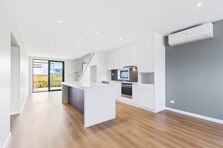 Photo of property in 35 Otuwairoa Esplanade, Opaheke, 2113