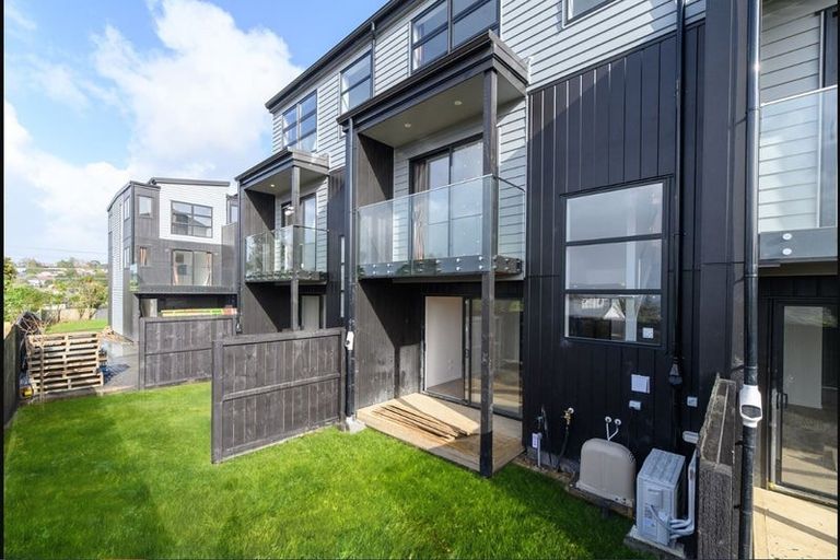 Photo of property in 4/60 Triangle Road, Massey, Auckland, 0614