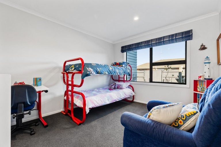 Photo of property in 25 Chestnut Close, Kelvin Grove, Palmerston North, 4414