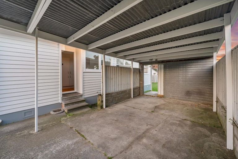 Photo of property in 19 Thornlow Street, Glendene, Auckland, 0602