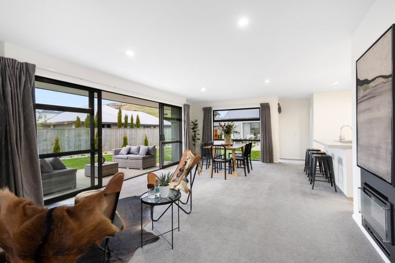 Photo of property in 4 Cone Peak Close, Lake Hayes, Queenstown, 9304