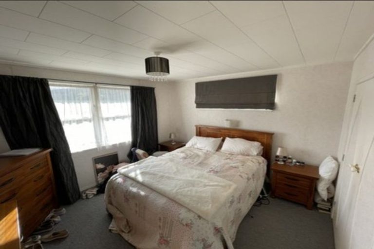 Photo of property in 1 Pohue Grove, Stokes Valley, Lower Hutt, 5019