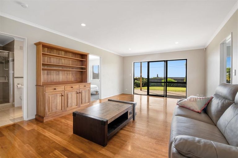 Photo of property in 108 Vipond Road, Stanmore Bay, Whangaparaoa, 0932