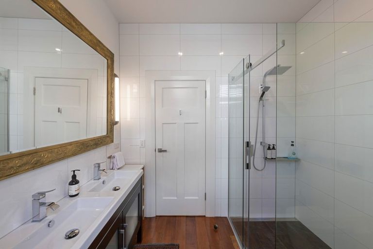 Photo of property in 19 Lower North Terrace, Kelburn, Wellington, 6012