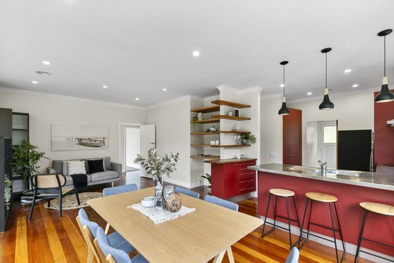 Photo of property in 73 Hungerford Road, Houghton Bay, Wellington, 6023