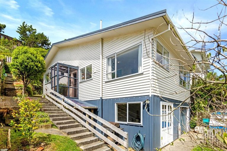 Photo of property in 32 Chapman Street, Newlands, Wellington, 6037