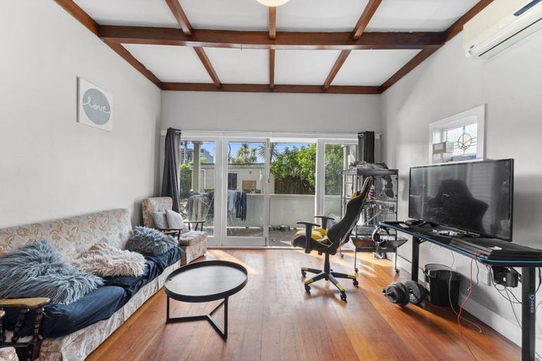 Photo of property in 4050 Great North Road, Glen Eden, Auckland, 0602