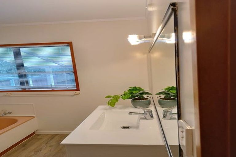 Photo of property in 34b Mark Edward Drive, Half Moon Bay, Auckland, 2012