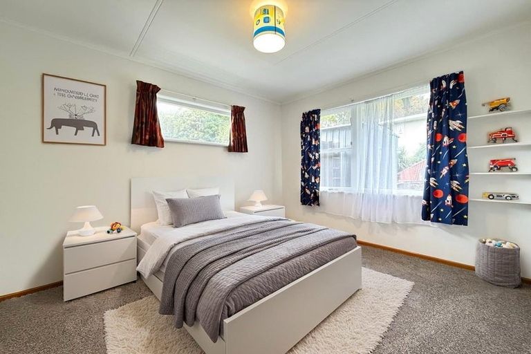 Photo of property in 31 Kahikatea Grove, Paparangi, Wellington, 6037