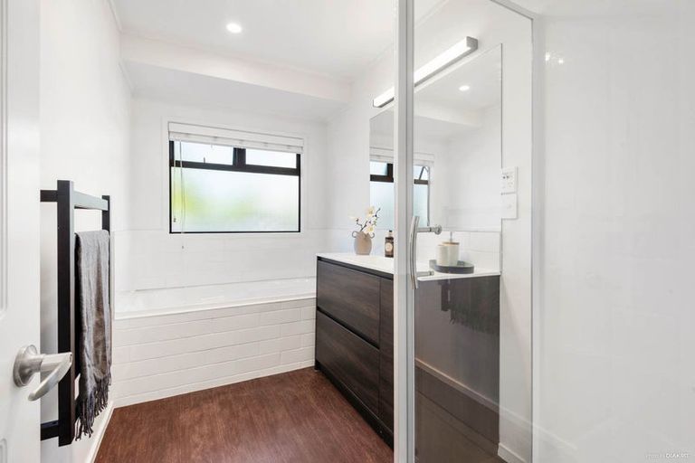 Photo of property in 10 Bridgehead Cove, West Harbour, Auckland, 0618