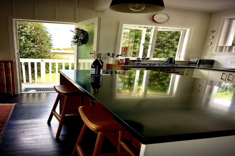 Photo of property in 21 Tindalls Bay Road, Tindalls Beach, Whangaparaoa, 0930