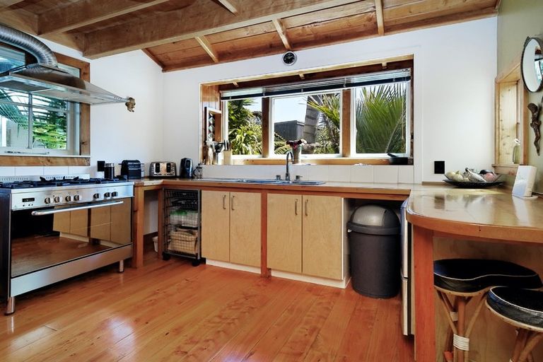 Photo of property in 5 Rayner Road, Piha, New Lynn, 0772