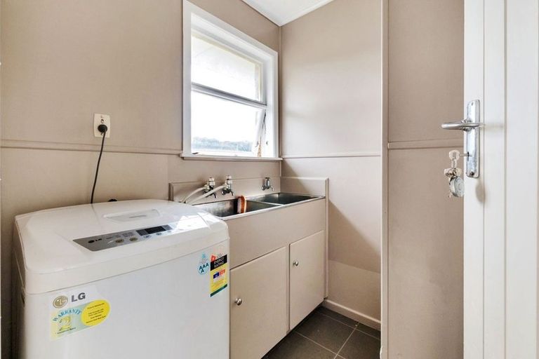 Photo of property in 10 Crawford Avenue, Mangere Bridge, Auckland, 2022