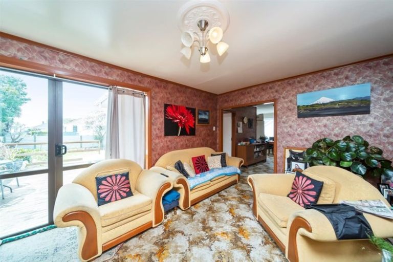 Photo of property in 174 South Road, Hawera, 4610