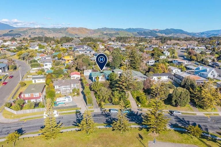 Photo of property in 38 Queens Road, Waikanae Beach, Waikanae, 5036