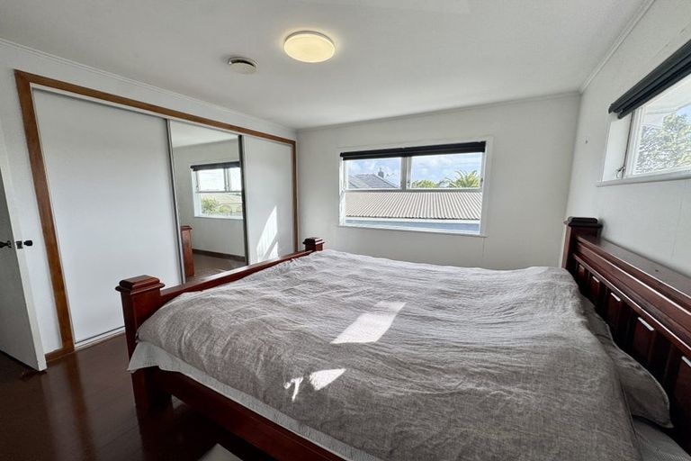 Photo of property in 2 Thomas Rea Place, Te Atatu South, Auckland, 0610