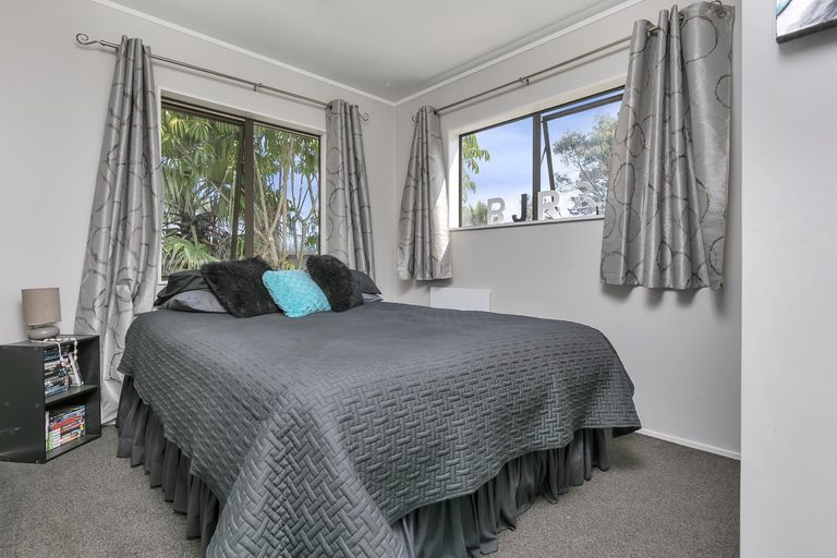 Photo of property in 24 Claverdon Drive, Massey, Auckland, 0614